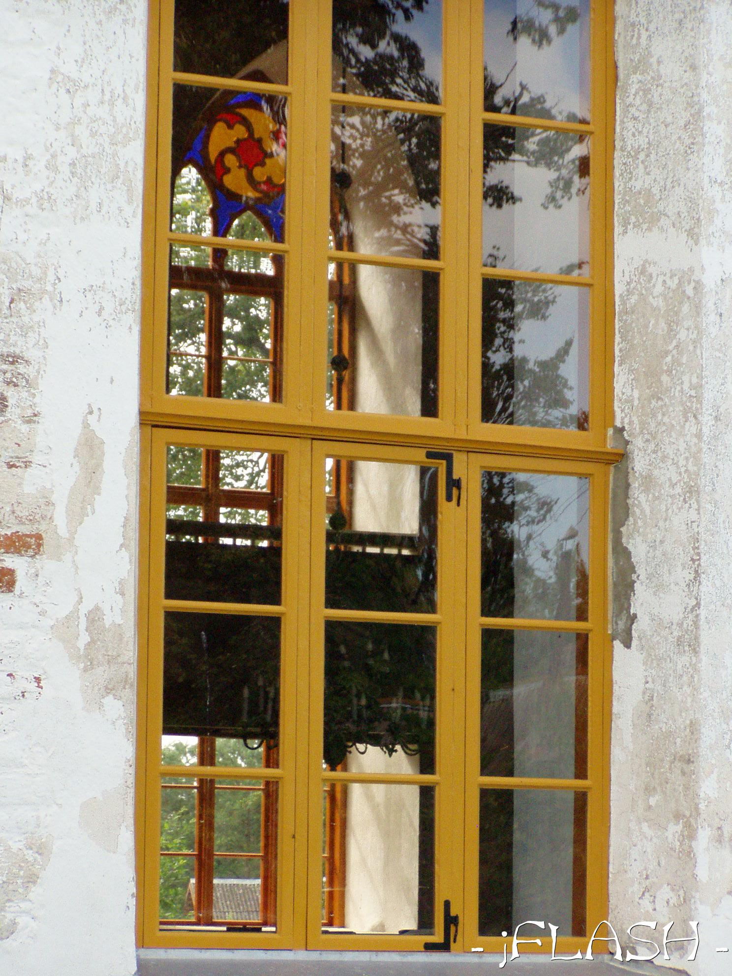 Vaade vitraaźile kiriku aknast
Võtmesõnad: kirik