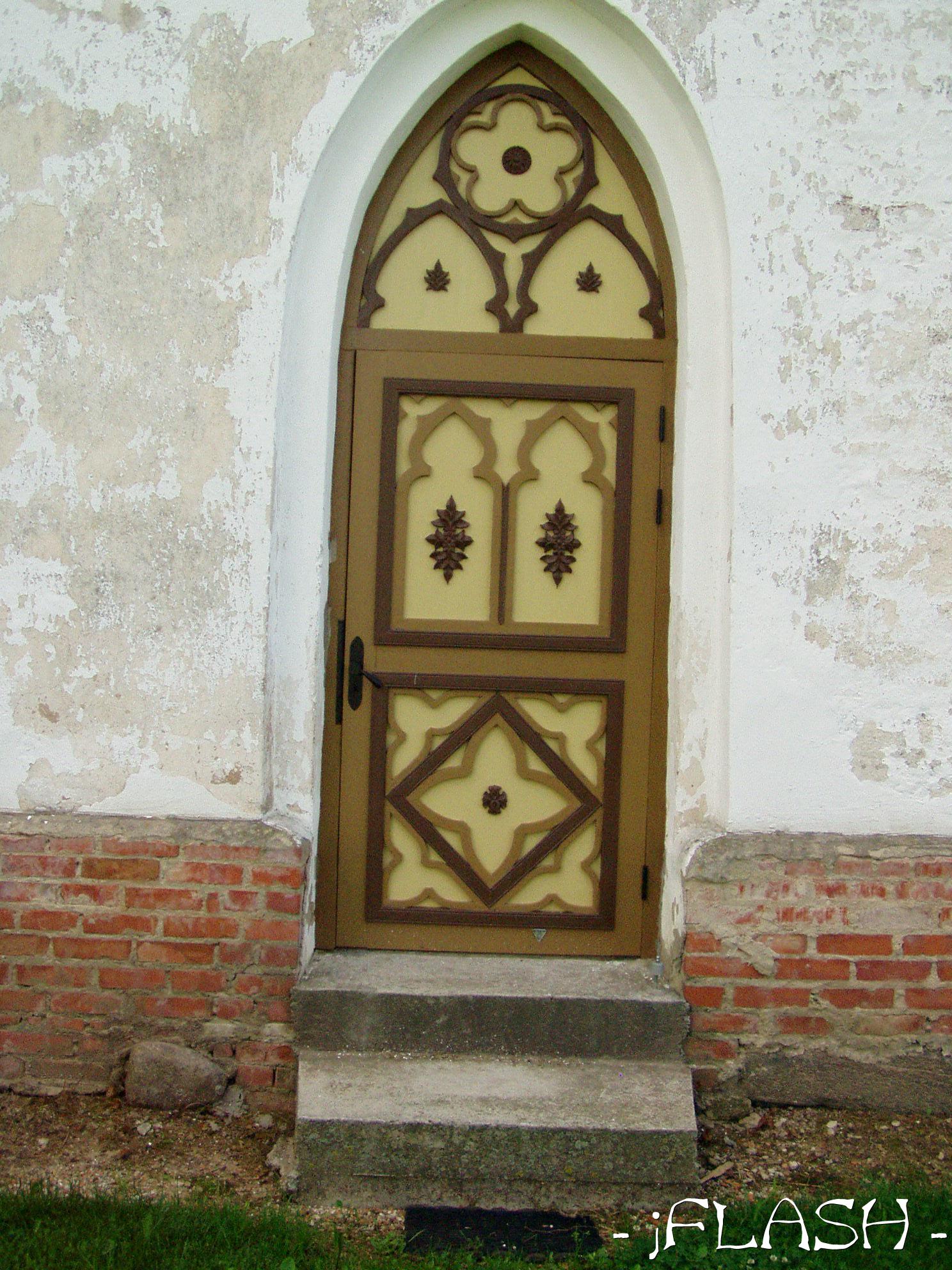 Kiriku uks.. kenasti nikerdatud
Võtmesõnad: kirik uks