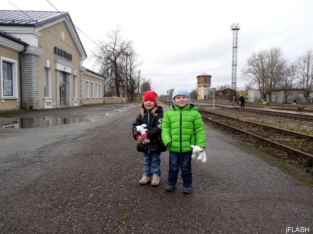 Rakvere raudteejaamas
Võtmesõnad: kadi reijo